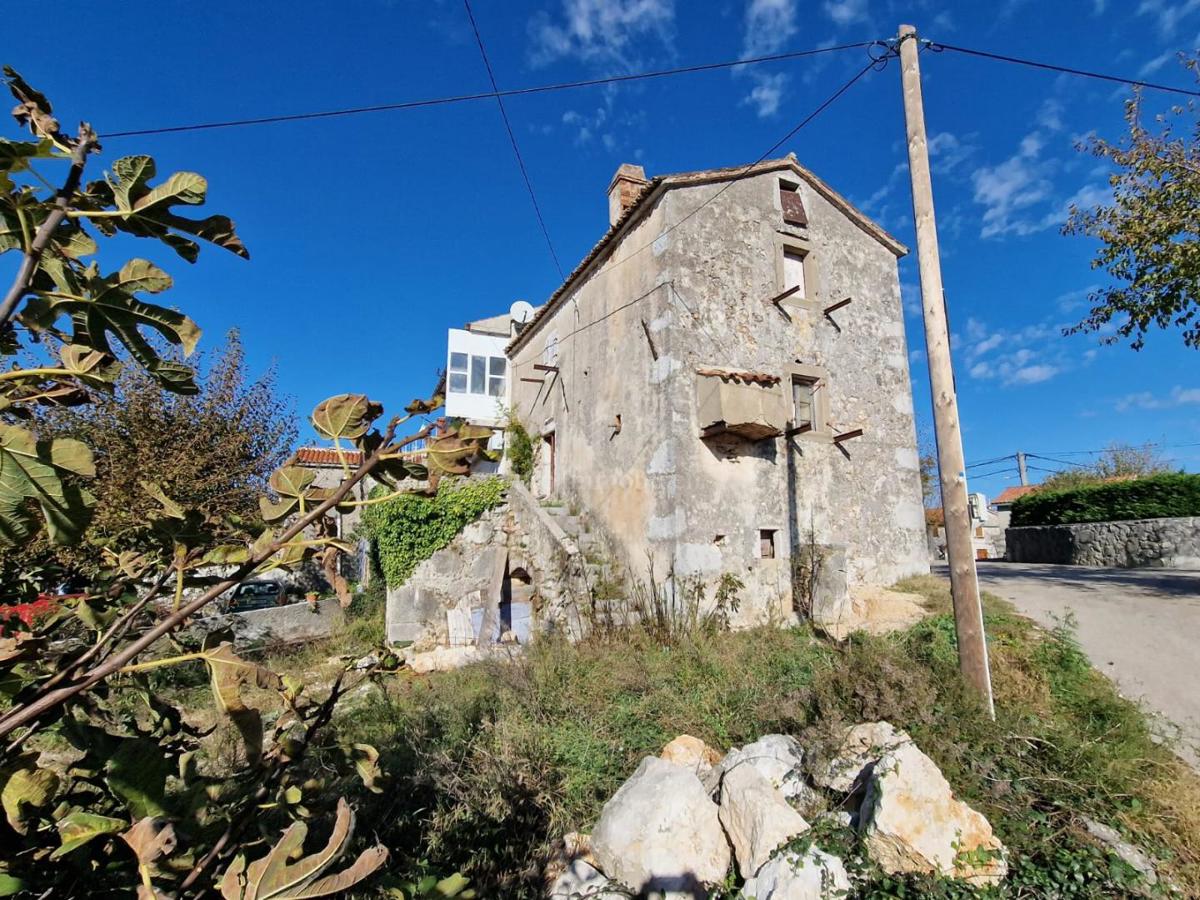 Casa in pietra da ristrutturare con vista mare sull'isola di Krk