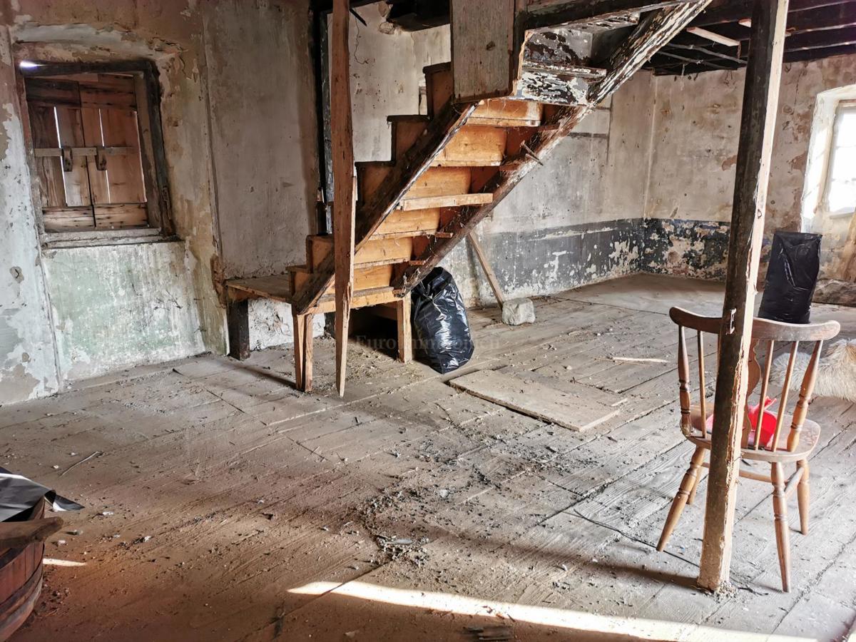 Casa in pietra da ristrutturare con vista mare sull'isola di Krk