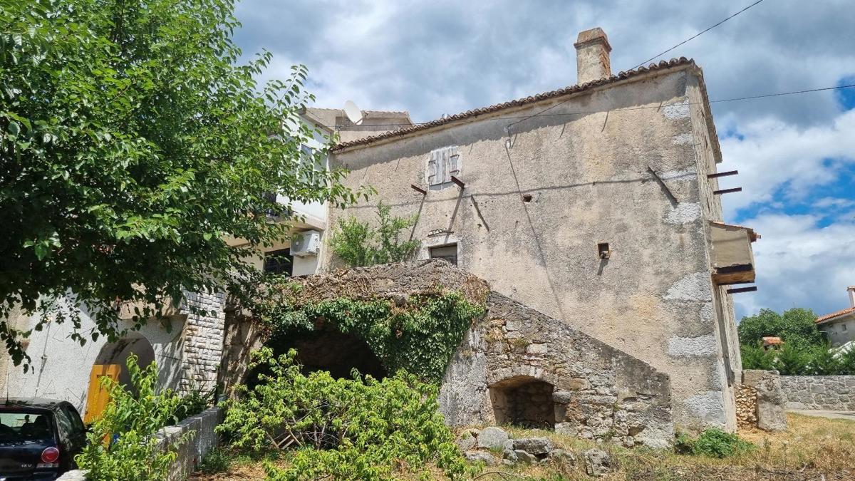 Casa in pietra da ristrutturare con vista mare sull'isola di Krk