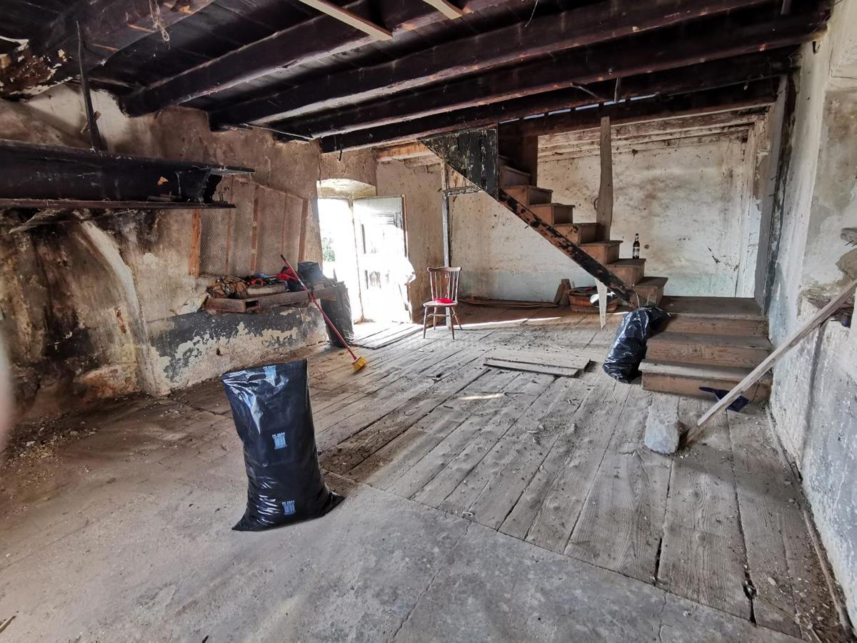 Casa in pietra da ristrutturare con vista mare sull'isola di Krk