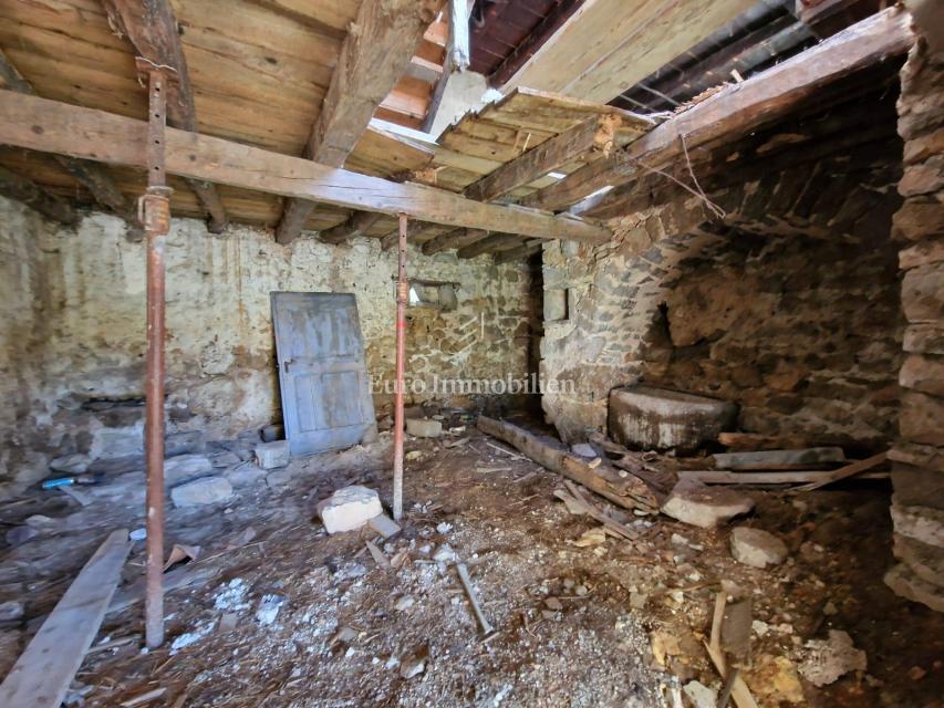 Casa in pietra da ristrutturare con vista mare sull'isola di Krk