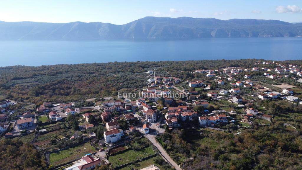Casa in pietra da ristrutturare con vista mare sull'isola di Krk