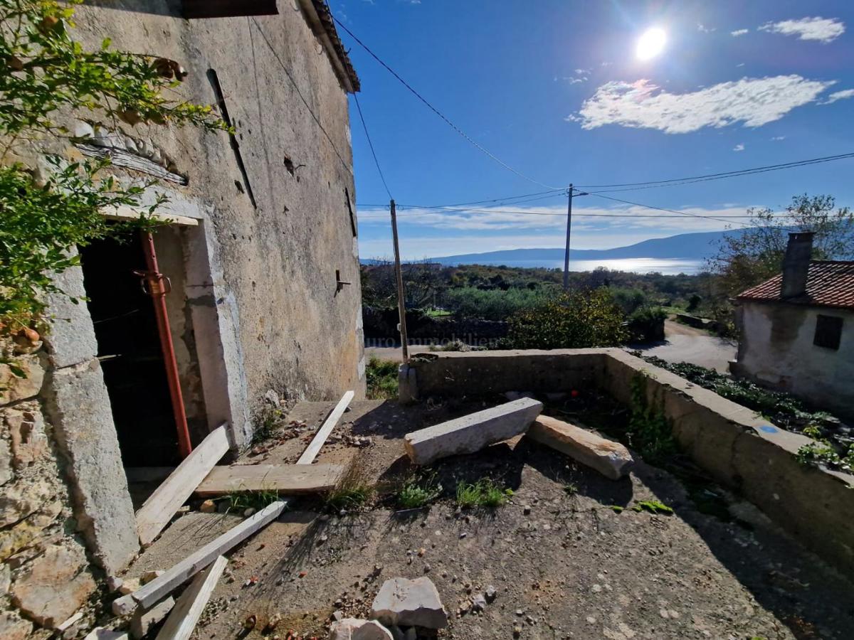 Casa in pietra da ristrutturare con vista mare sull'isola di Krk