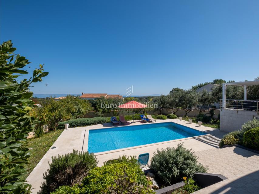 Villa arredata con piscina e ampio giardino