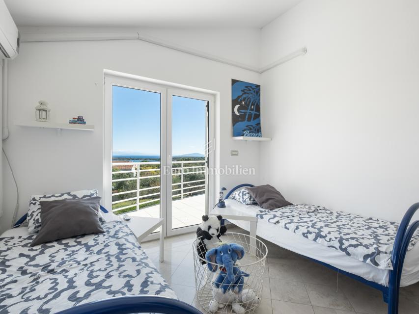 Villa arredata con piscina e ampio giardino