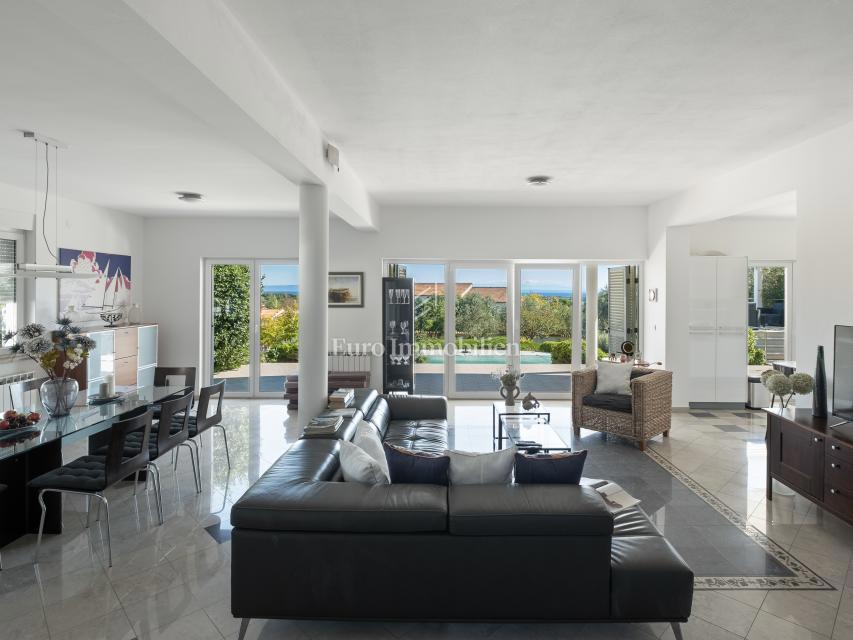 Villa arredata con piscina e ampio giardino