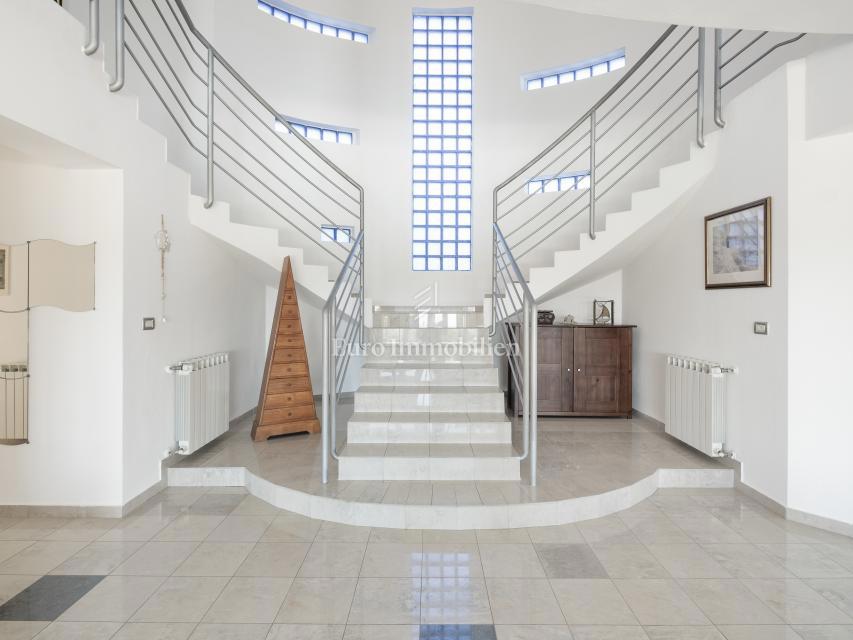 Villa arredata con piscina e ampio giardino