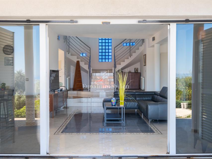 Villa arredata con piscina e ampio giardino