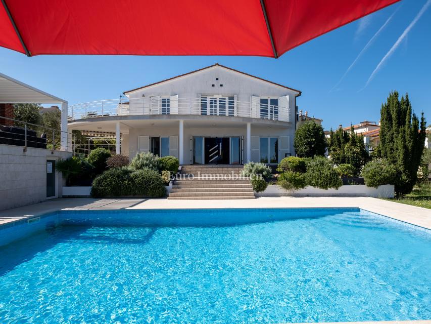 Villa arredata con piscina e ampio giardino