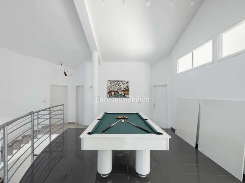 Villa arredata con piscina e ampio giardino