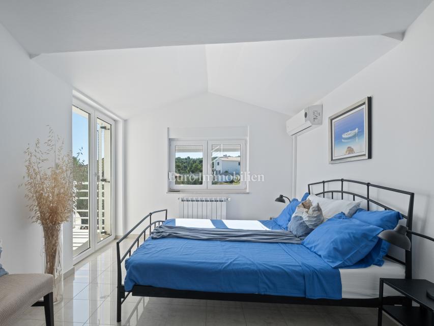 Villa arredata con piscina e ampio giardino