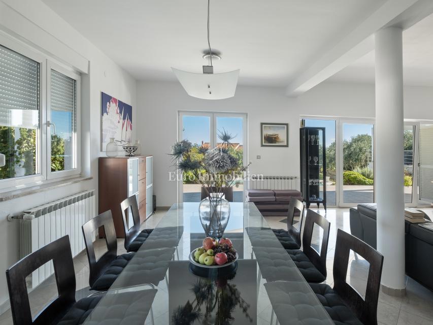 Villa arredata con piscina e ampio giardino