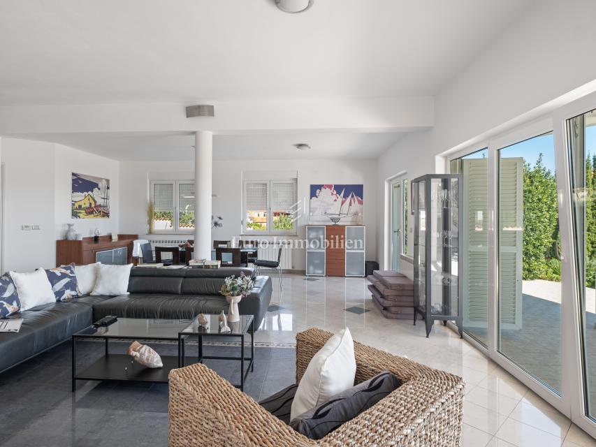 Villa arredata con piscina e ampio giardino