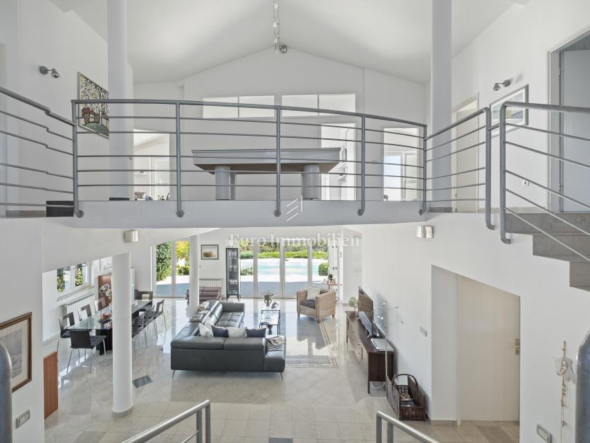 Villa arredata con piscina e ampio giardino