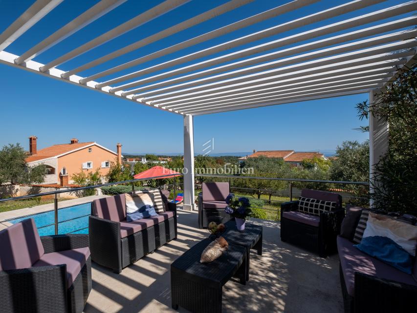 Villa arredata con piscina e ampio giardino