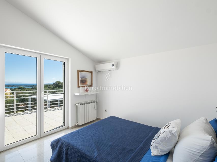 Villa arredata con piscina e ampio giardino