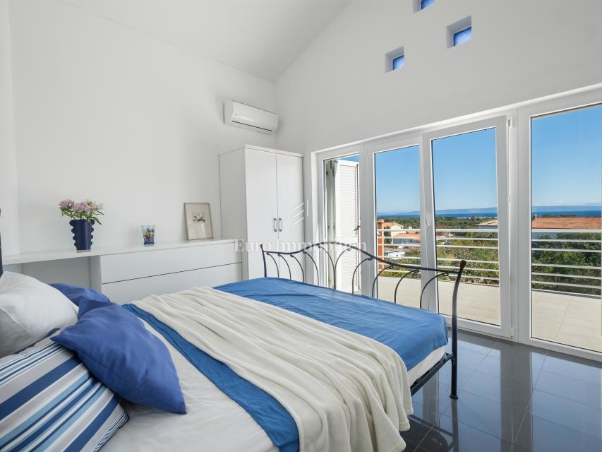 Villa arredata con piscina e ampio giardino