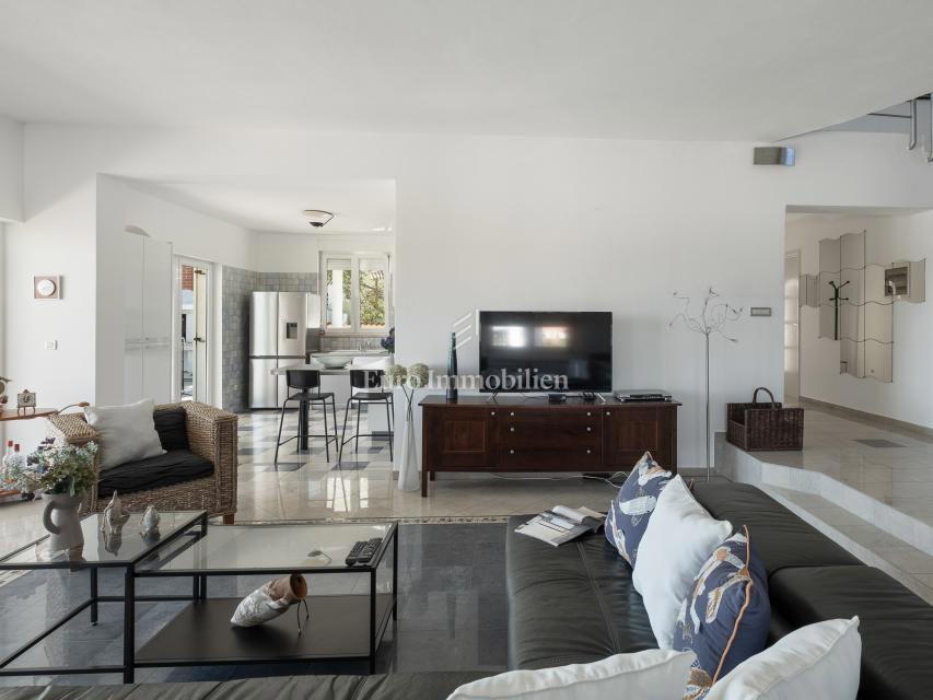 Villa arredata con piscina e ampio giardino