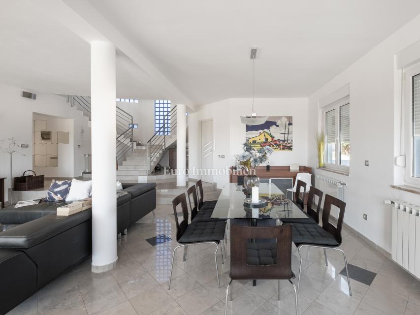 Villa arredata con piscina e ampio giardino