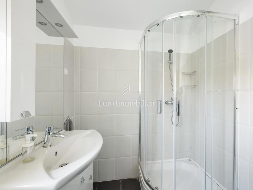 Villa arredata con piscina e ampio giardino