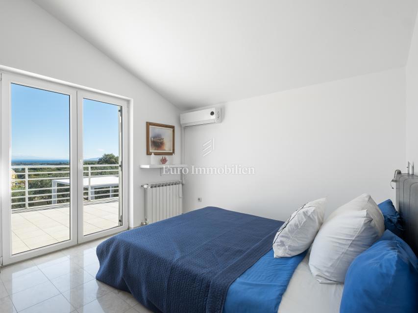 Villa arredata con piscina e ampio giardino