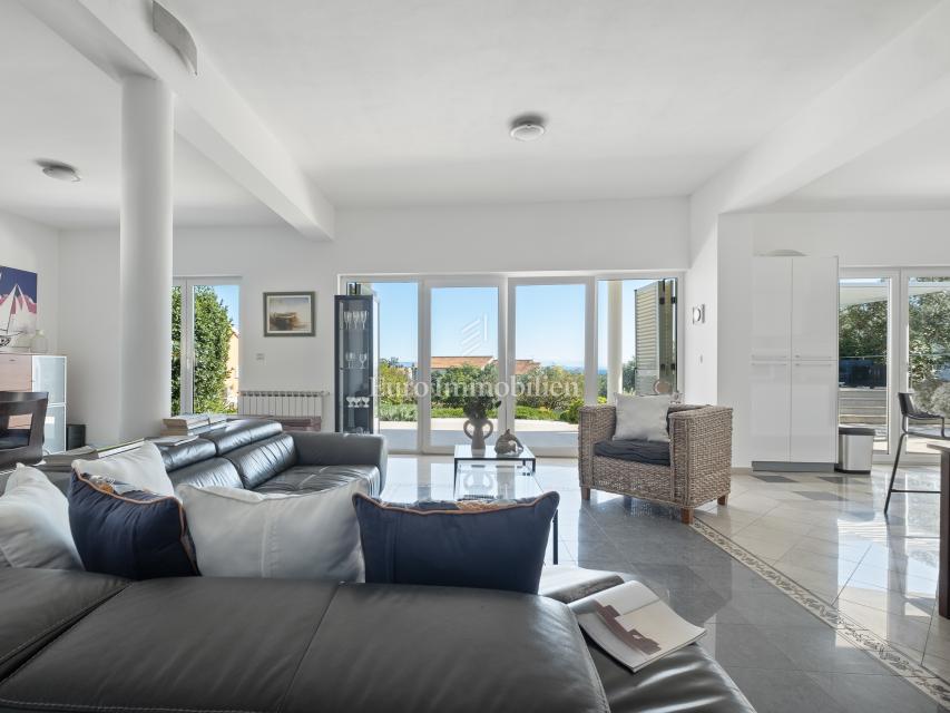 Villa arredata con piscina e ampio giardino