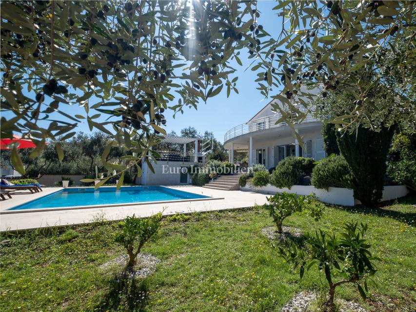 Villa arredata con piscina e ampio giardino