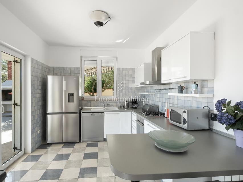 Villa arredata con piscina e ampio giardino