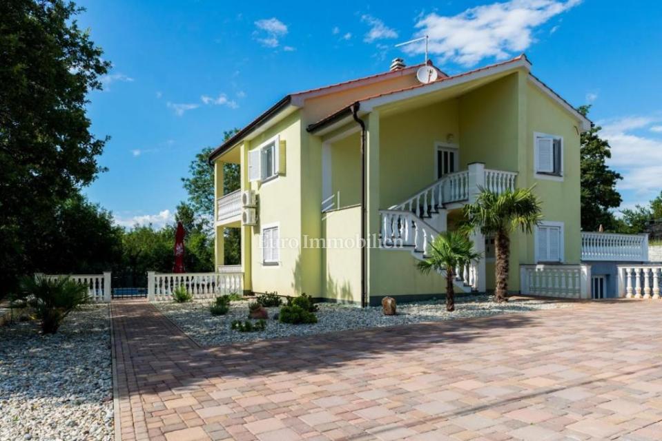 Casa indipendente con quattro appartamenti e piscina