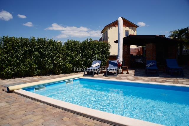 Casa indipendente con quattro appartamenti e piscina