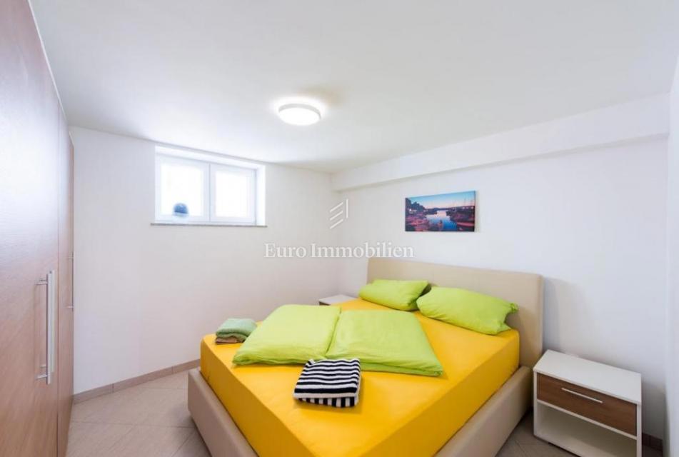 Casa indipendente con quattro appartamenti e piscina