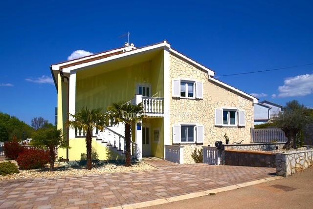 Casa indipendente con quattro appartamenti e piscina