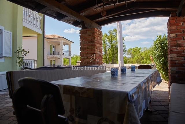 Casa indipendente con quattro appartamenti e piscina