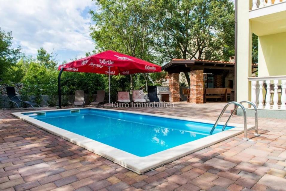 Casa indipendente con quattro appartamenti e piscina
