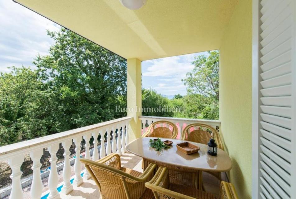 Casa indipendente con quattro appartamenti e piscina