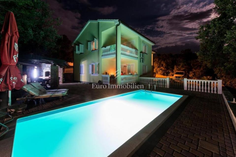 Casa indipendente con quattro appartamenti e piscina