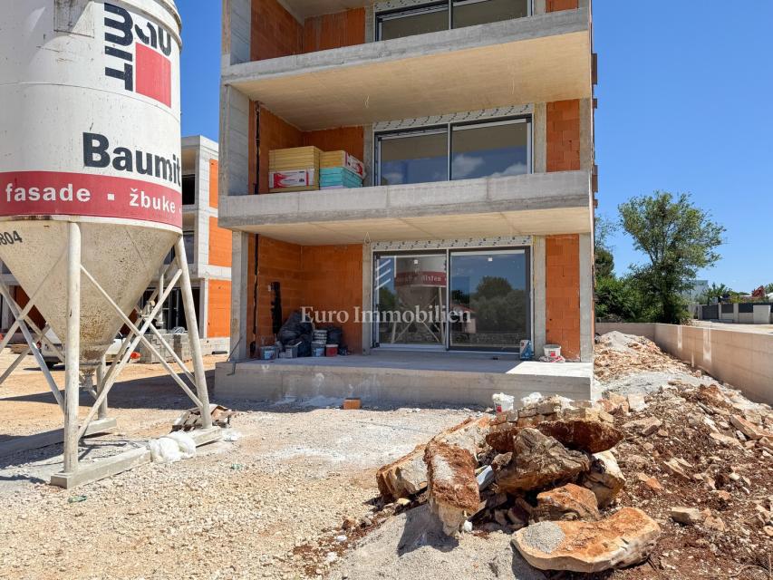 Peroj - Appartamento con giardino privato, vicino alla spiaggia