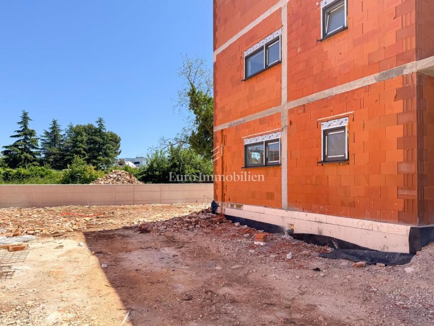 Peroj - Appartamento con giardino privato, vicino alla spiaggia