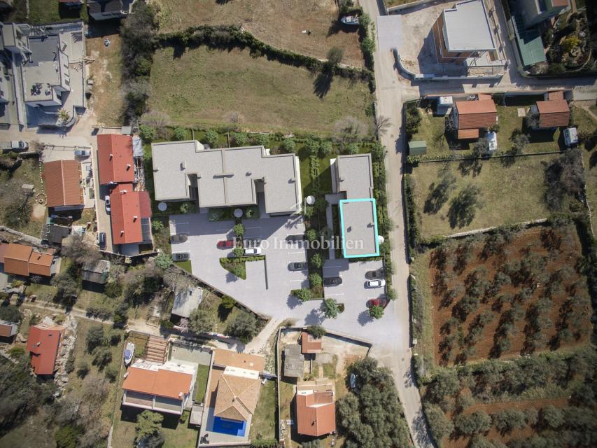 Peroj - Appartamento con giardino privato, vicino alla spiaggia