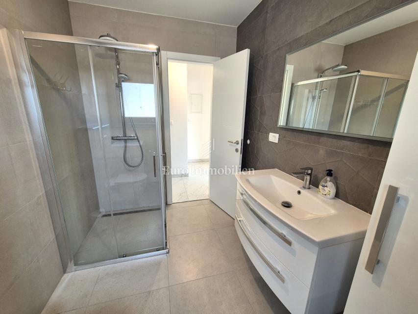 Malinska - casa bifamiliare arredata con piscina