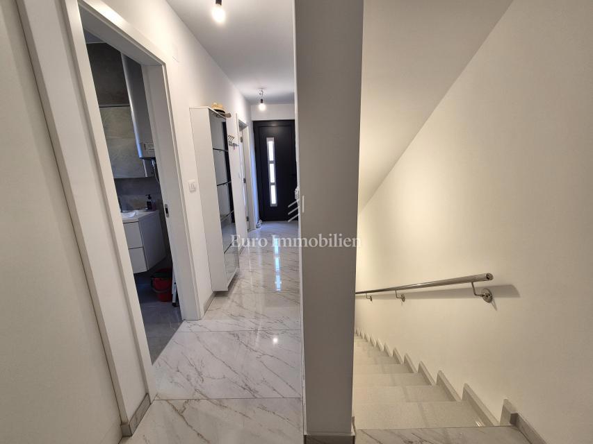 Malinska - casa bifamiliare arredata con piscina