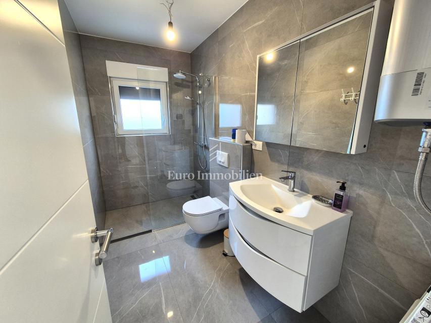 Malinska - casa bifamiliare arredata con piscina