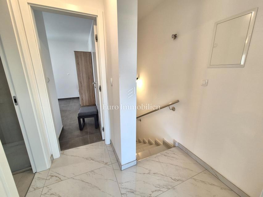 Malinska - casa bifamiliare arredata con piscina