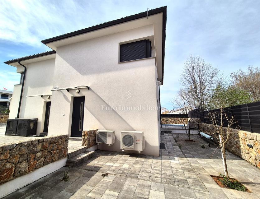 Malinska - casa bifamiliare arredata con piscina