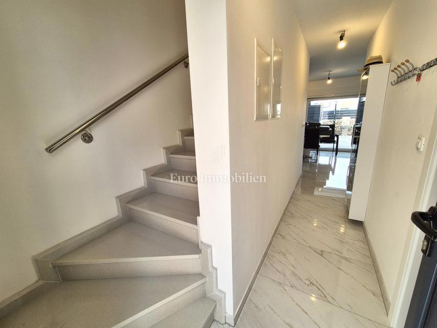 Malinska - casa bifamiliare arredata con piscina