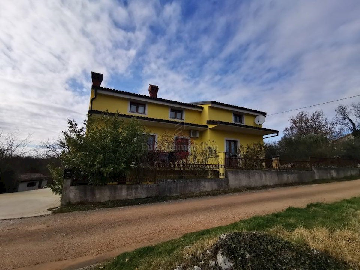 Spacious family house on three floors, Pazin