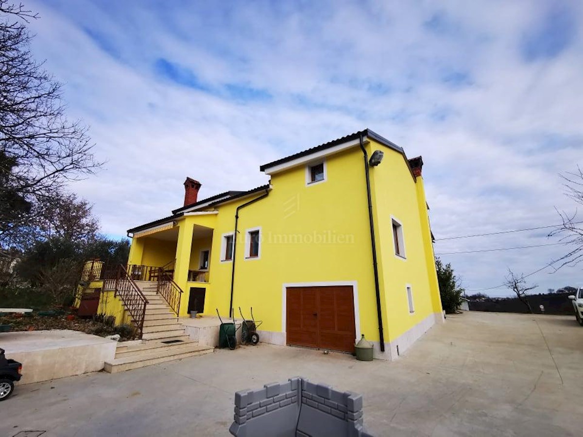 Spacious family house on three floors, Pazin