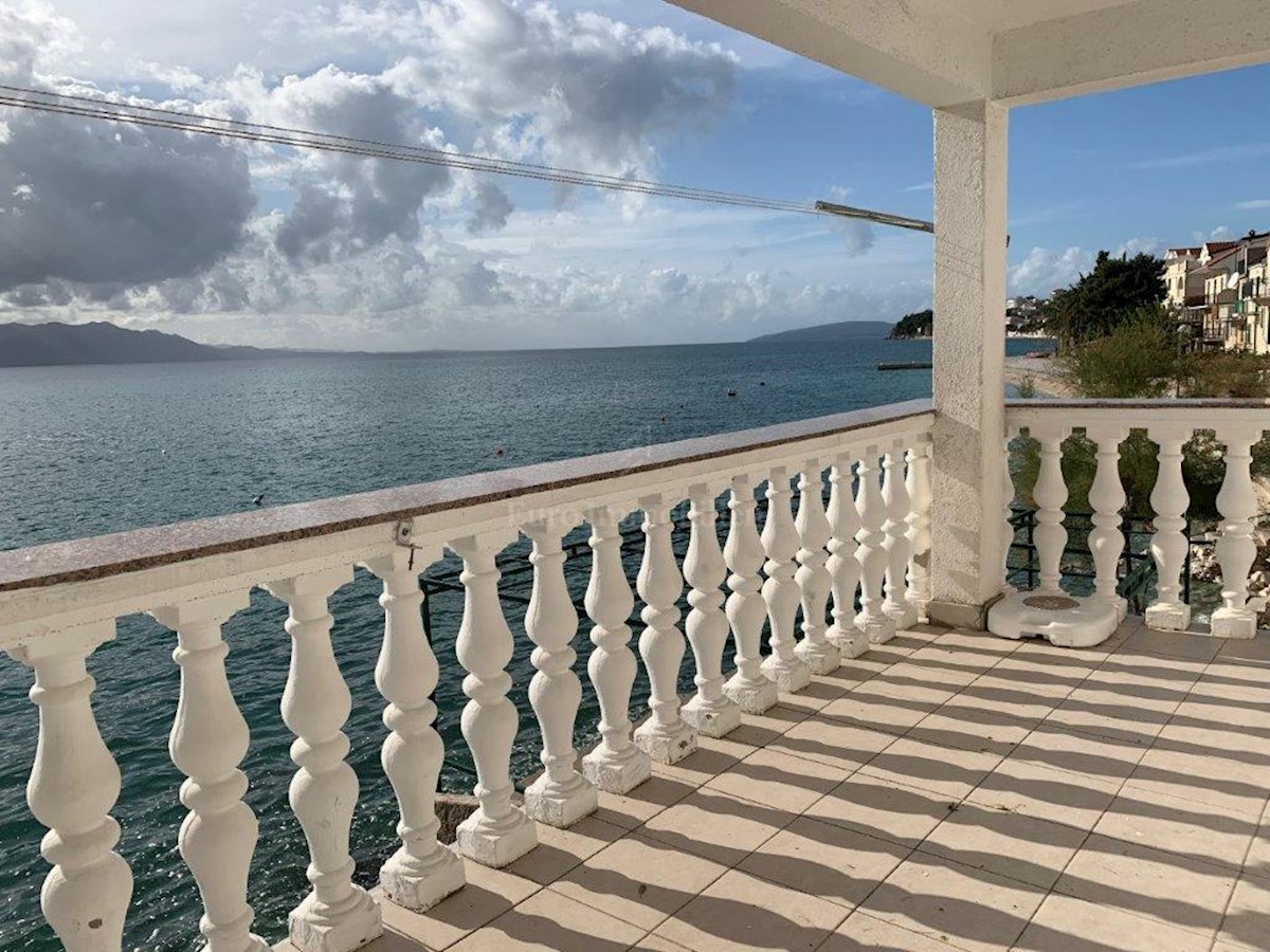 House in Brist front row to the sea