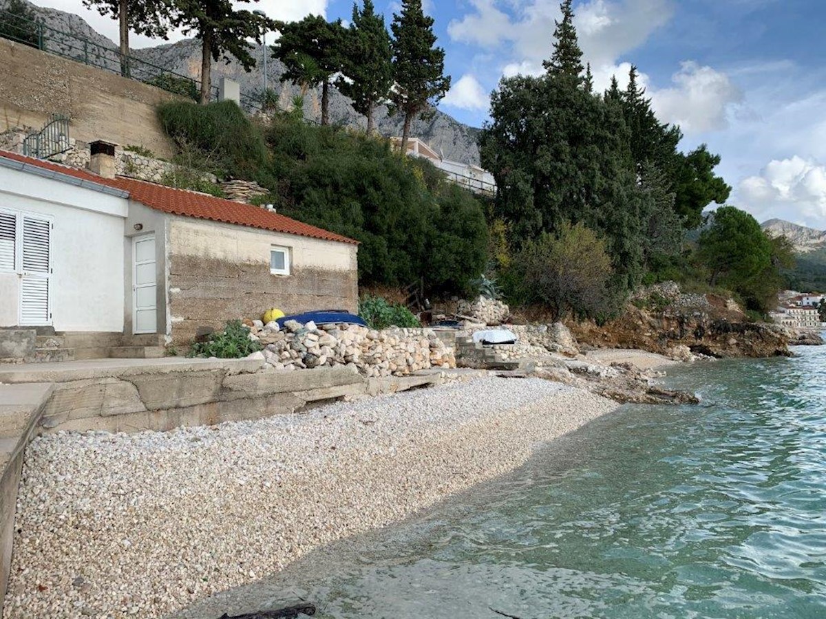 House in Brist front row to the sea