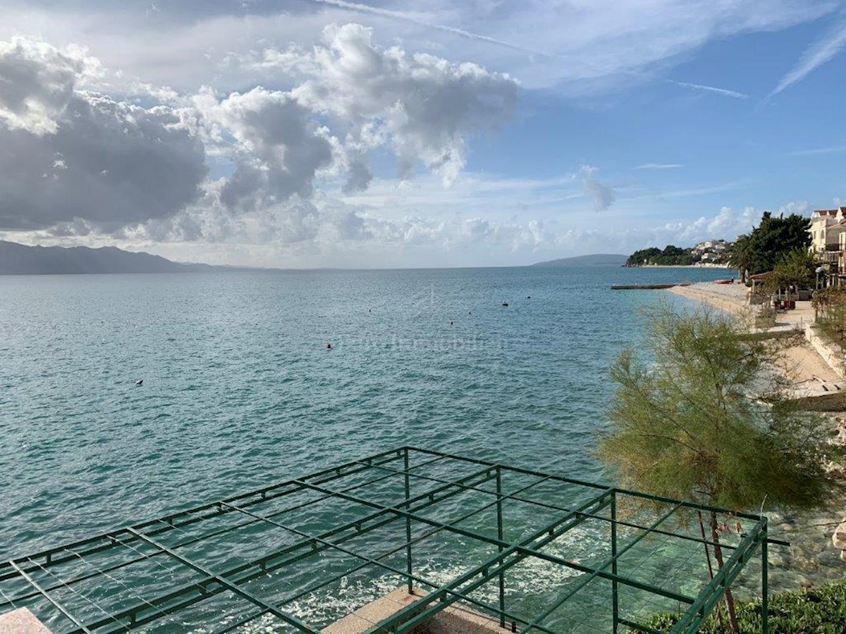 House in Brist front row to the sea